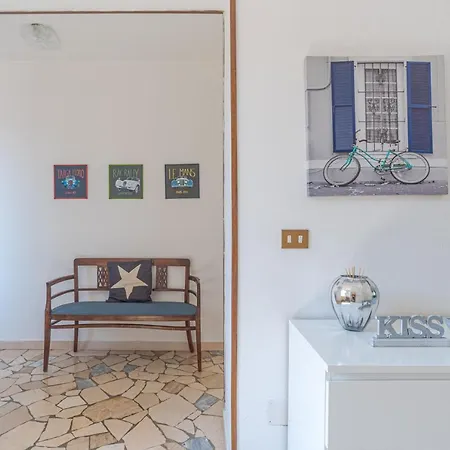 Guesthost - Roomy Flat In With Small Balcony Appartement Domaso
