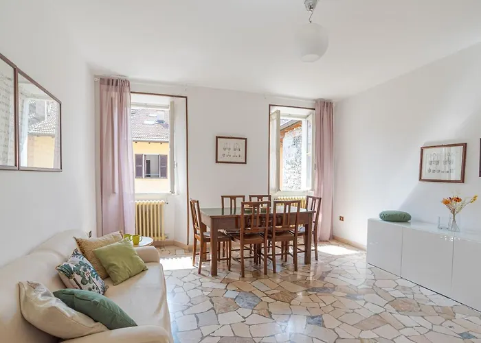 Guesthost - Roomy Flat In With Small Balcony *