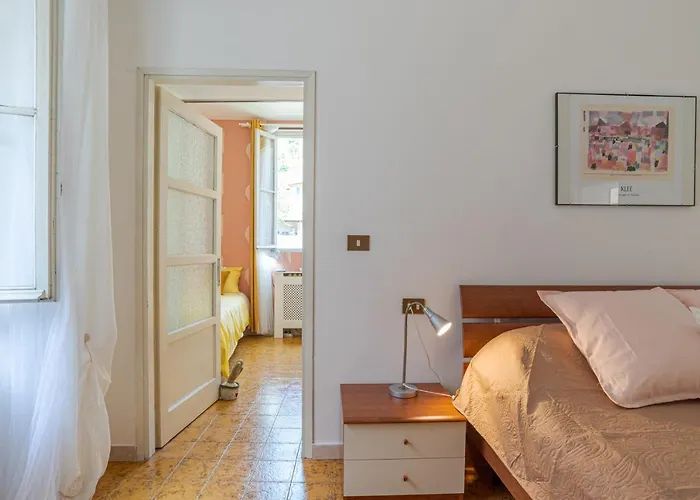 Guesthost - Roomy Flat In With Small Balcony * Domaso