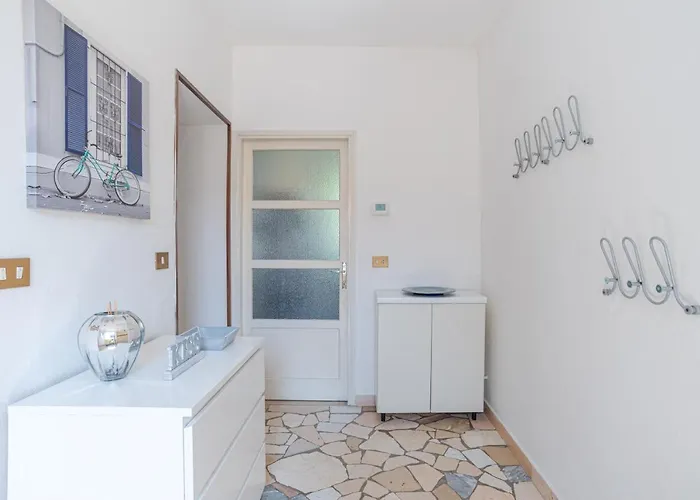 Guesthost - Roomy Flat In With Small Balcony