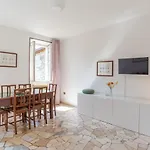 Guesthost - Roomy Flat In With Small Balcony *