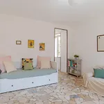 Guesthost - Roomy Flat In With Small Balcony * 도마소