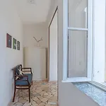 아파트 Guesthost - Roomy Flat In With Small Balcony *