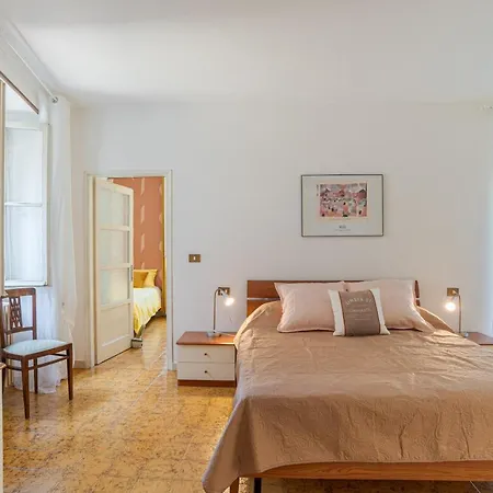 Guesthost - Roomy Flat In With Small Balcony Apartment Domaso