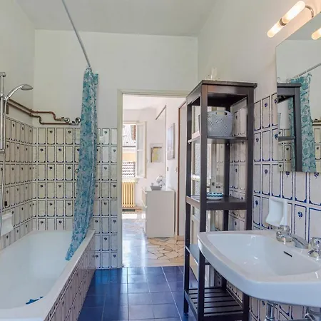 Guesthost - Roomy Flat In With Small Balcony * Domaso