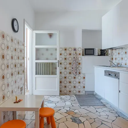 Apartment Roomy In With Small Balcony! *