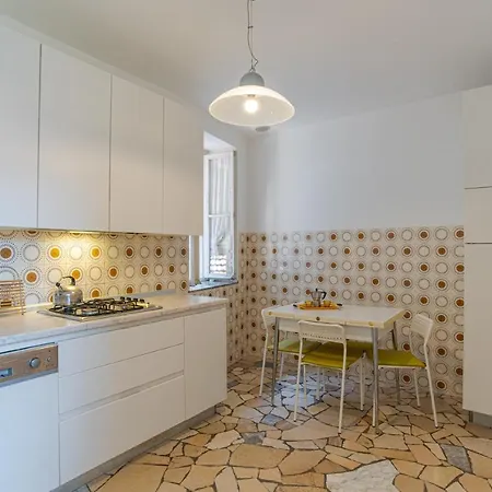 Apartment Guesthost - Roomy Flat In With Small Balcony Domaso