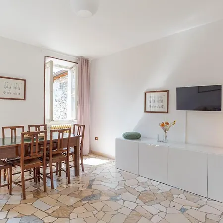 Guesthost - Roomy Flat In With Small Balcony *