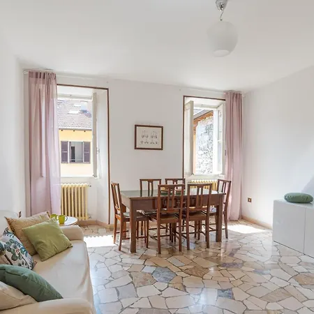 Guesthost - Roomy Flat In With Small Balcony *