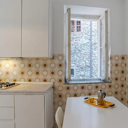 Guesthost - Roomy Flat In With Small Balcony