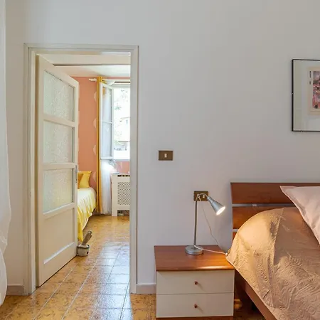 Guesthost - Roomy Flat In With Small Balcony * 多马索