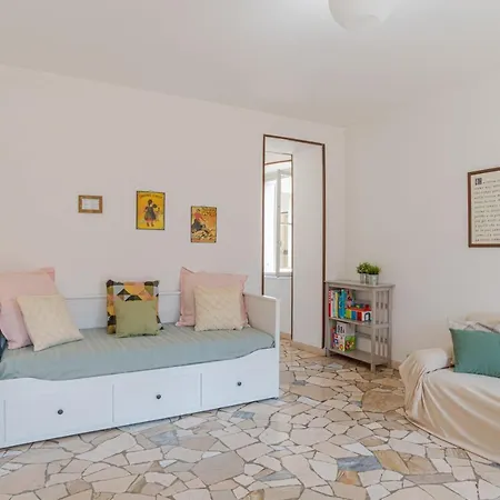 Guesthost - Roomy Flat In With Small Balcony * 多马索