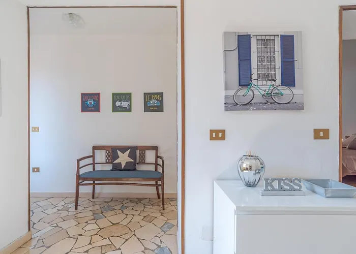 Guesthost - Roomy Flat In With Small Balcony Apartman Domaso
