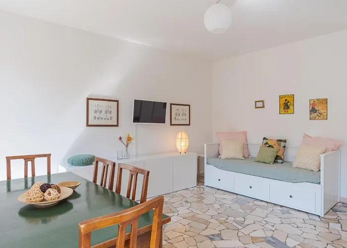 Guesthost - Roomy Flat In With Small Balcony Apartman Domaso