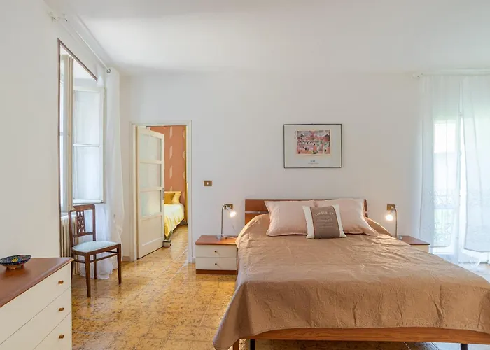 Guesthost - Roomy Flat In With Small Balcony Apartman Domaso