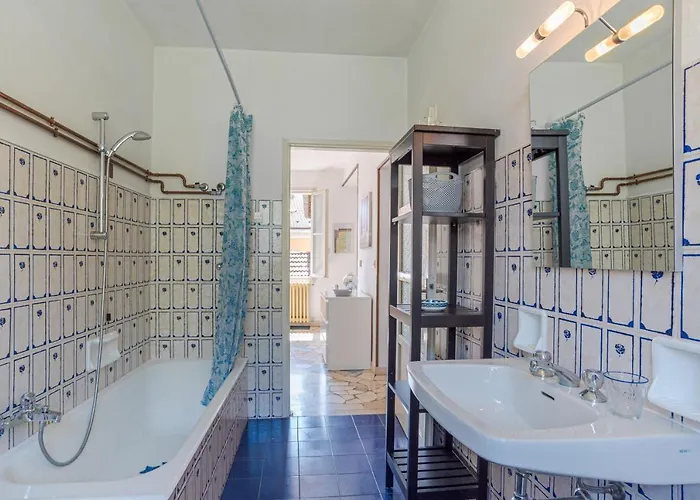 Guesthost - Roomy Flat In With Small Balcony * Domaso