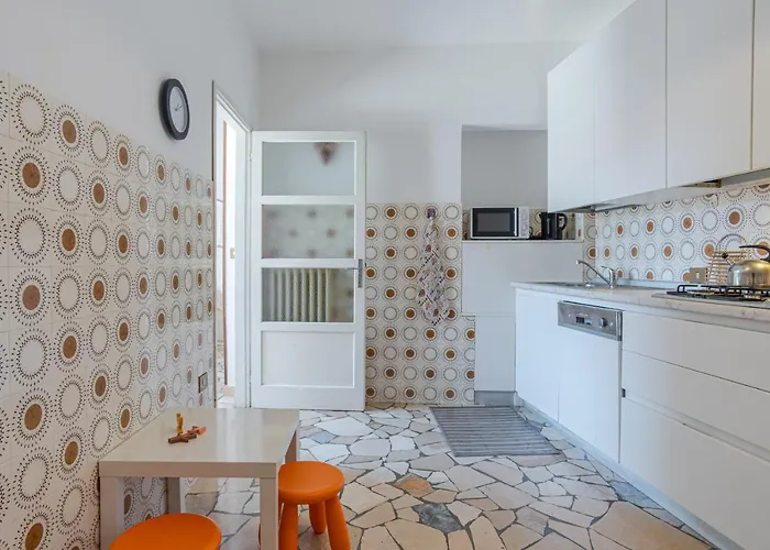 Apartman Guesthost - Roomy Flat In With Small Balcony *
