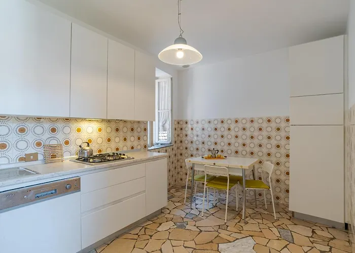 Apartman Guesthost - Roomy Flat In With Small Balcony Domaso