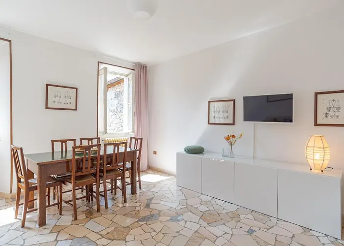 Guesthost - Roomy Flat In With Small Balcony *
