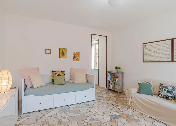 Guesthost - Roomy Flat In With Small Balcony * Domaso