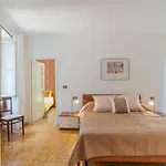 Guesthost - Roomy Flat In With Small Balcony Apartament Domaso
