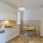 Apartament Guesthost - Roomy Flat In With Small Balcony Domaso