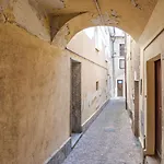 Guesthost - Roomy Flat In With Small Balcony Apartament *