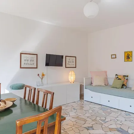 Guesthost - Roomy Flat In With Small Balcony شقة دومازو