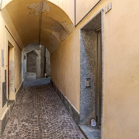 شقة Guesthost - Roomy Flat In With Small Balcony