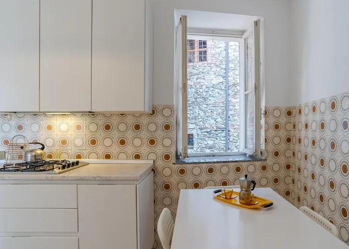 Guesthost - Roomy Flat In With Small Balcony