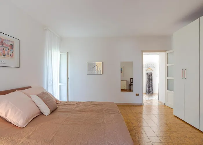 Guesthost - Roomy Flat In With Small Balcony *